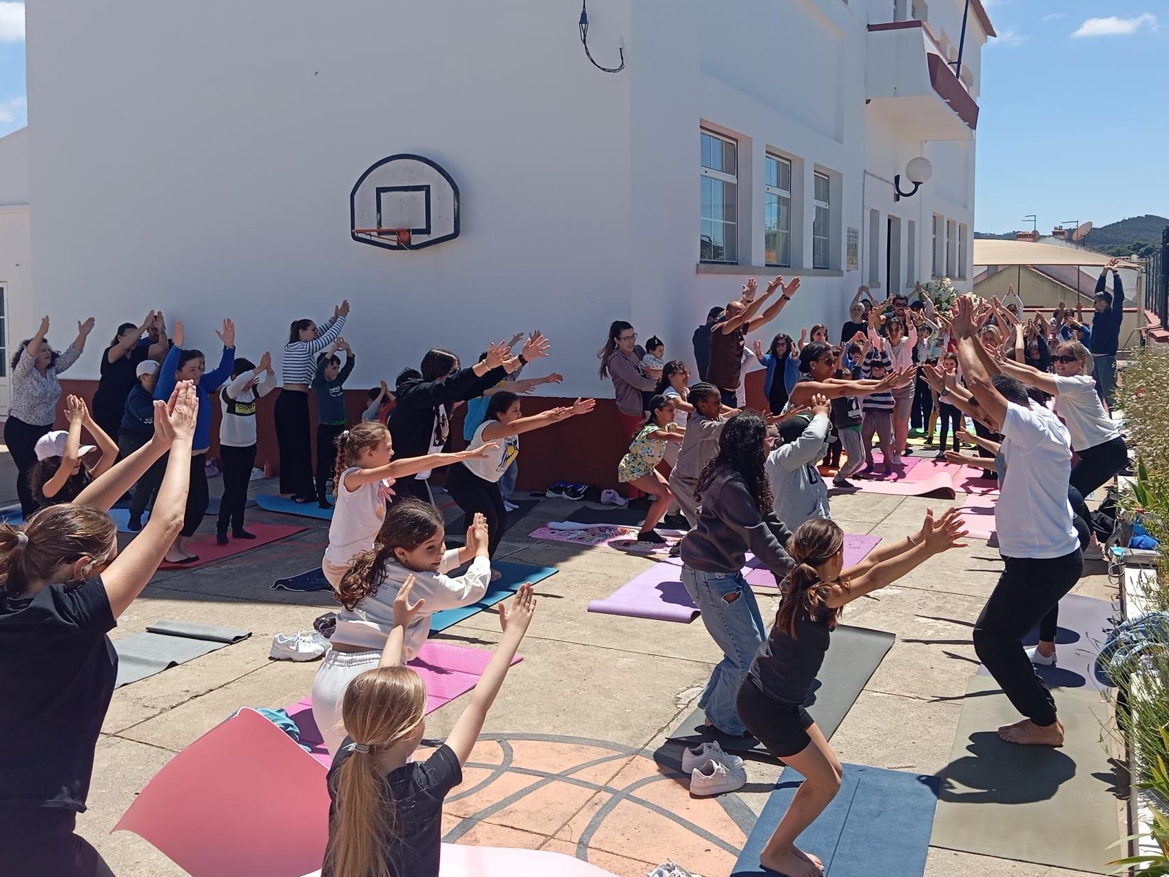 Comemoração do Dia da Família com aula de ioga e jogos tradicionais